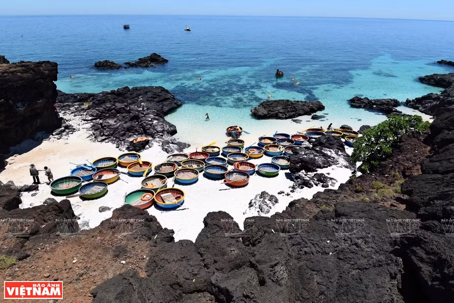  Bateaux-panier au service de touristes pour admirer les récifs de coraux dans la commune d’An Binh, district de Ly Son. Về miền sông Trà – Núi Ấn Hình ảnh ngọn núi Thiên Ấn và dòng sông Trà Khúc từ lâu đã trở thành biểu tượng đặc trưng của miền đất Quảng Ngãi. Hình ảnh ấy không chỉ ăn sâu vào lòng người dân xứ Quảng, mà còn được nhiều bạn bè, du khách thập phương ngưỡng vọng. Giờ đây, xung quanh hay địa danh này đã trở thành điểm nhấn để xứ Quảng phát triển du lịch và kinh tế. 1. Toàn cảnh bãi biển Mỹ Khê (Tp. Quảng Ngãi) nơi sông Trà Khúc đổ ra biển. 2. Du khách tham quan tháp trong khuôn viên chùa Thiên Ấn trên đỉnh núi Ấn. 3. Lễ hội đua thuyền truyền thống trên sông Trà Khúc đoạn chảy qua xã Tịnh Long, TP. Quảng Ngãi. 4. Sản xuất đường phèn ở Nghĩa Dũng (Tp Quảng Ngãi) 5. Hợp tác xã đóng tàu thuyền Cổ Lũy (xã Nghĩa Phú, huyện Tư Nghĩa, Quảng Ngãi) nằm ở vùng giao thoa giữa hai dòng nước sông Trà Khúc và sông Phú Thọ. 6. Lễ Khao lề thế lính Hoàng Sa ở xã An Vĩnh, huyện đảo Lý Sơn. 7. Hát bả trạo tại lễ ra quân nghề cá ở Sa Huỳnh, thị xã Đức Phổ. 8. Nghề chế biến thủy sản khô ở Sa Huỳnh, thị xã Đức Phổ. 9. Nghề trồng hành tỏi trên huyện đảo Lý Sơn. 10. Thuyền thúng phục vụ du khách lặn ngắm san hô ở xã An Bình, huyện Lý Sơn.