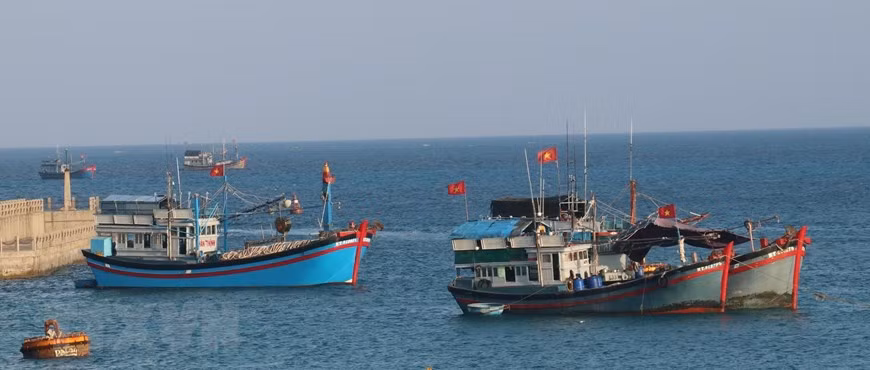 Le drapeau national flotte sur le toit des bateaux de pêche des pêcheurs vietnamiens sur l'île de Da Tay A.
