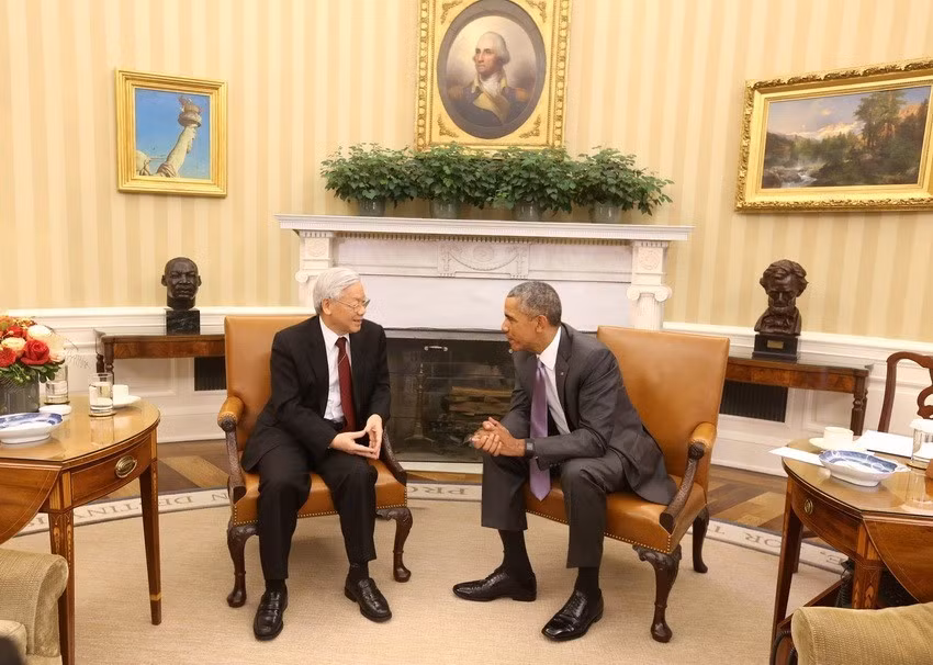 Le secrétaire général du Parti, Nguyen Phu Trong (gauche), s'est entretenu avec le président américain Barack Obama à la Maison Blanche à Washington, D.C, lors de sa visite officielle aux États-Unis du 6 au 10 juillet 2015. Photo : Tri Dung – VNA. 