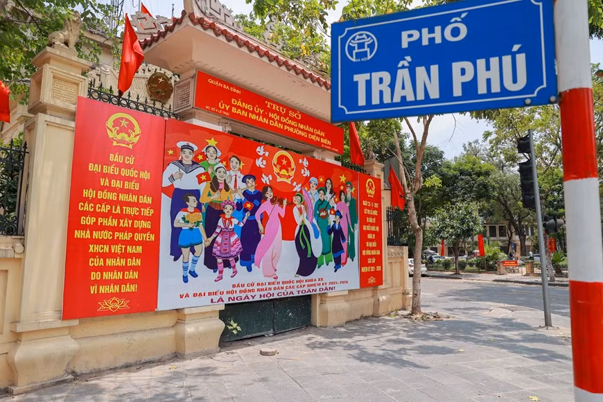 Le vice-président du Conseil des affaires ethniques de l'Assemblée nationale vietnamienne, Nguyen Lam Thanh, a déclaré que l'objectif de faire passer le taux de députés issus de minorités ethniques de 17,3% à 18% serait probablement atteint grâce aux prochaines élections. Parmi les 868 candidats aux prochaines élections législatives, 185 sont issus de minorités ethniques, soit 21,31%. Lors d’une interview accordée à l'Agence vietnamienne d’Information (VNA), Nguyen Lam Thanh a déclaré que la réalisation de cet objectif dépendait de nombreux facteurs, dont la qualité des candidats, leurs programmes d'action et, surtout, la décision des électeurs. Selon le vice-président du Conseil des affaires ethniques de l'Assemblée nationale vietnamienne, les candidats issus de minorités ethniques rencontrent encore de nombreuses difficultés pendant la campagne électorale en raison de leur accès limité aux informations dans les zones reculées et montagneuses. Photo : Vietnam+ 