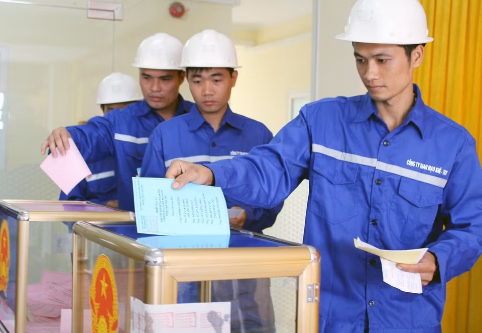 Des officiers et soldats de la station radar 545, bataillon 351, zone navale C de la Marine vietnamienne, votent pour élire les députés de la 13e législature et les membres des Conseils populaires de tous niveaux pour le mandat 2011-2016 dans la matinée du 22 mai 2011. Photo: VNA