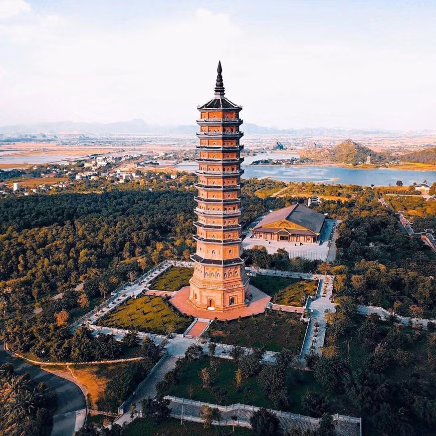 La pagode Bai Dinh est un complexe de temples bouddhistes situé dans la province de Ninh Binh (Nord). C’est la plus grande pagode du Vietnam mais aussi d’Asie du Sud-Est. Situé à l’ouest de l’ancienne capitale Hoa Lu, à 15 km de la ville de Ninh Binh, la pagode Bai Dinh (district de Gia Viên) est perchée sur un mont calcaire couvert de végétation luxuriante. Ce complexe de temples est le plus connu du Vietnam. Il est composé d’un temple ancien (de 27 hectares) et d’un nouveau temple (80 hectares). «Bai» signifie la pratique du culte. «Dinh» signifie le sommet. «Bai Dinh» signifie donc «le culte du Ciel et de la Terre, du Bouddha et des anges célestes». Photo : Vietnam+ 