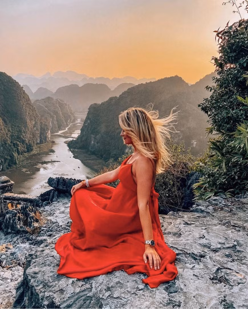 Les touristes qui se rendent à cet endroit tentent souvent de conquérir le sommet de la montagne, ce qui les amènera à l’une des vues les plus emblématiques du Vietnam - une vue panoramique sur de pittoresques chaînes de montagnes calcaires et des rizières. En particulier, à l'Ouest, la rivière Ngô Dông serpentant à travers Tam Côc, les autres côtés offrent une vue sur les rizières luxuriantes. Les visiteurs ne doivent pas manquer la grotte Mua lors de la visite de Tam Côc - Bich Dông. En montant au sommet de la montagne, ils verront l'ancienne capitale de Hoa Lu, solide et belle, et comprendront pourquoi cet endroit a été choisi comme capitale de l'ancien Vietnam. Photo : Vietnam+