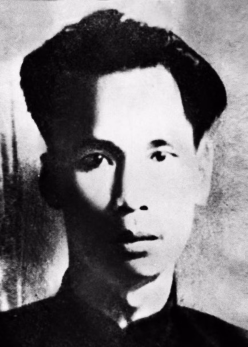 Nguyen Ai Quoc, futur Ho Chi Minh. Le 5 juin 1911, le jeune Nguyên Tât Thành s’embarquait depuis Saigon à bord du paquebot Amiral Latouche Tréville. Celui qui allait devenir le Président Ho Chi Minh ne savait pas alors qu’il passerait trois décennies hors de son pays natal. Il savait en revanche quel sens avait son voyage: trouver une voie pour le salut national... Cette voie, ce sera celle de la libération nationale et du socialisme... C’est la souffrance de son peuple opprimé par le colonialisme, mais aussi son patriotisme ardent et sa soif d’indépendance, qui décident Nguyên Tât Thành à partir ainsi à l’étranger pour trouver la voie du salut... 