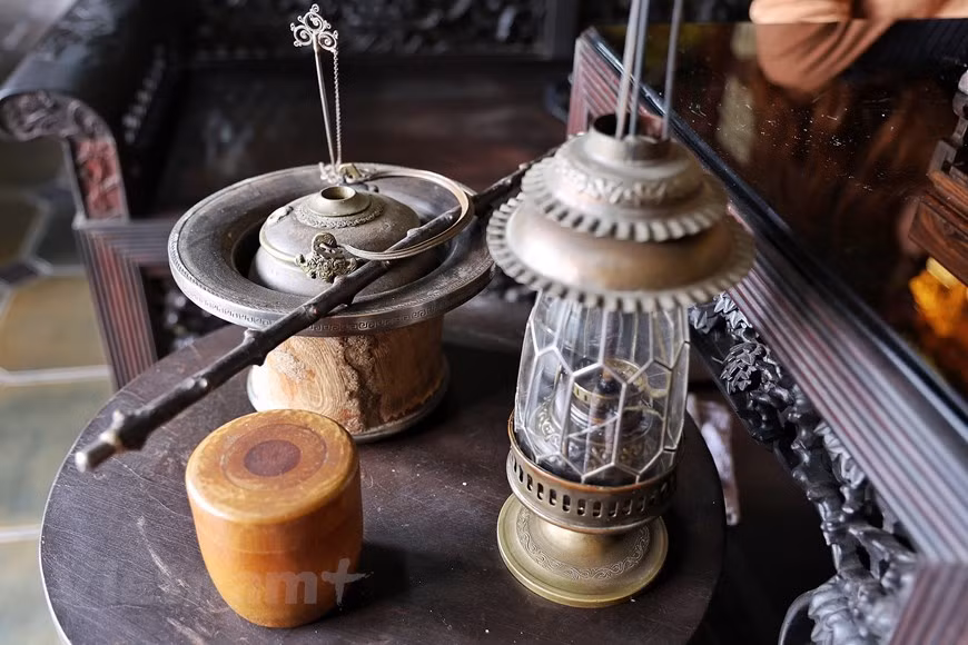 Des objets décoratifs antiques datent de différentes époques. Photo : Vietnam+ 