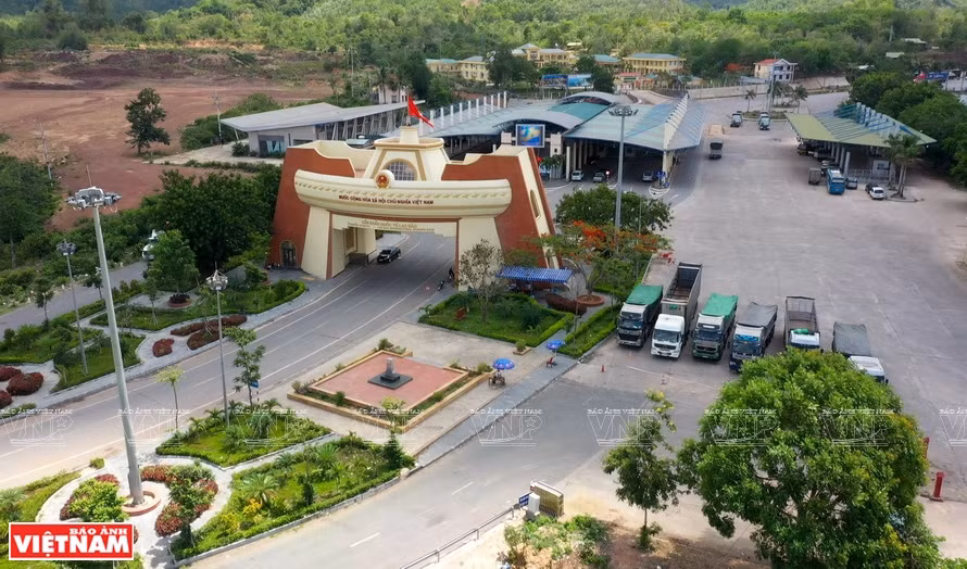 La porte frontalière internationale de Lao Bao, point de connexion important sur le corridor économique Est-Ouest. Photo : Vietnam Illustré 