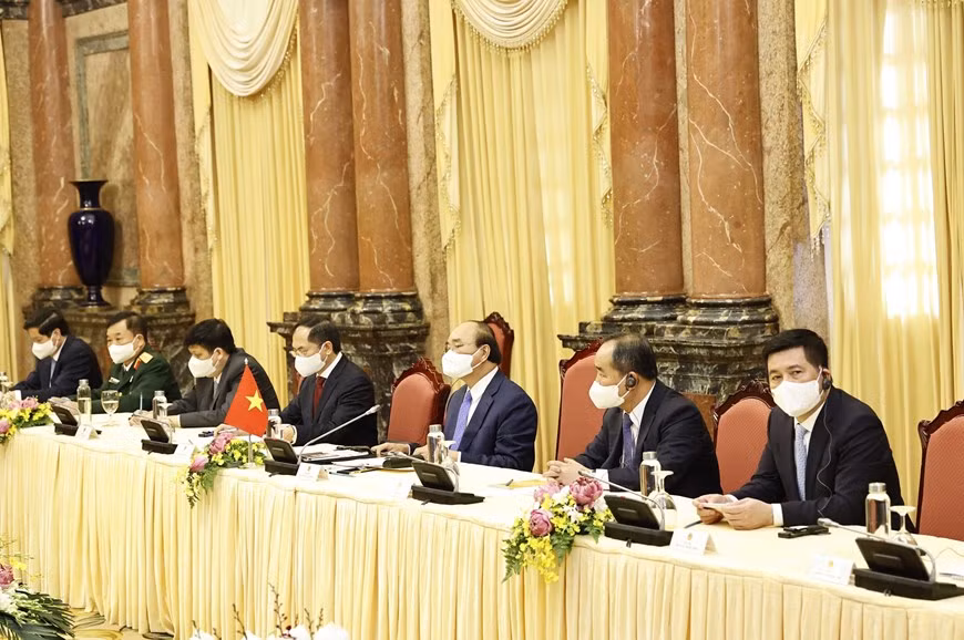 Le président Nguyen Xuan Phuc (3e à partir de la droite) lors de la réception de la vice-présidente américaine Kamala Harris. Photo : VNA 