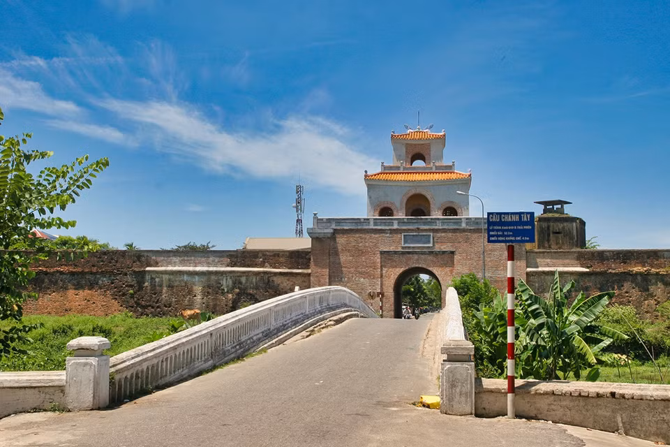 La porte Chanh Tay est située à l'Ouest de la citadelle de Huê, dans la rue Thai Phien. Son arc a été construit en 1809 et son belvédère en 1829. Photo : thanhnien.vn 