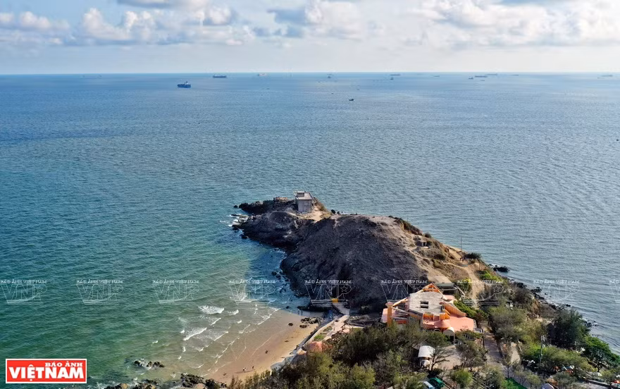 La falaise de Vung Tau s'appelle maintenant le cap Nghinh Phong (littéralement « cap de la bienvenue de la brise »). 