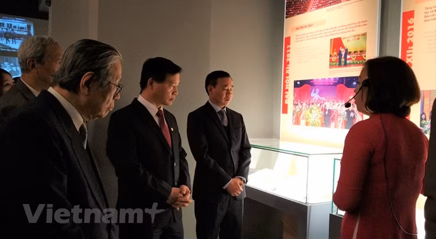 Le directeur du Musée national d'Histoire (deuxième à partir de la droite) et des délégués au vernissage de l’exposition. Cette exposition, intitulée "le Parti communiste du Vietnam – de congrès à congrès", a ouvert ses portes le 19 janvier au Musée national d'Histoire à Hanoï, à l’occasion du 91e anniversaire de la fondation du Parti communiste du Vietnam – PCV (3 février 1930) et avant le 13e Congrès national du Parti. Plus de 200 documents, objets et photos exposés traduisent trois contenus principaux : la naissance du PCV, le PCV et ses congrès, les préparatifs du 13e Congrès national du Parti. L’exposition se poursuit jusqu’en mai 2021. Photo : Minh Thu/Vietnam+ 