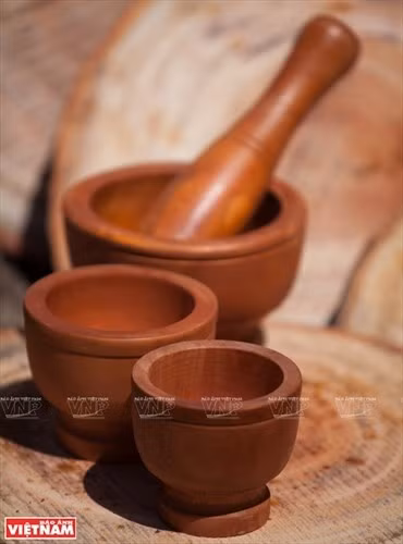 Les artisans de Phu Long fabriquent également de nombreux autres produits tels que conteneurs à couteaux et à fourchettes... Photo : Vietnam Illustré
