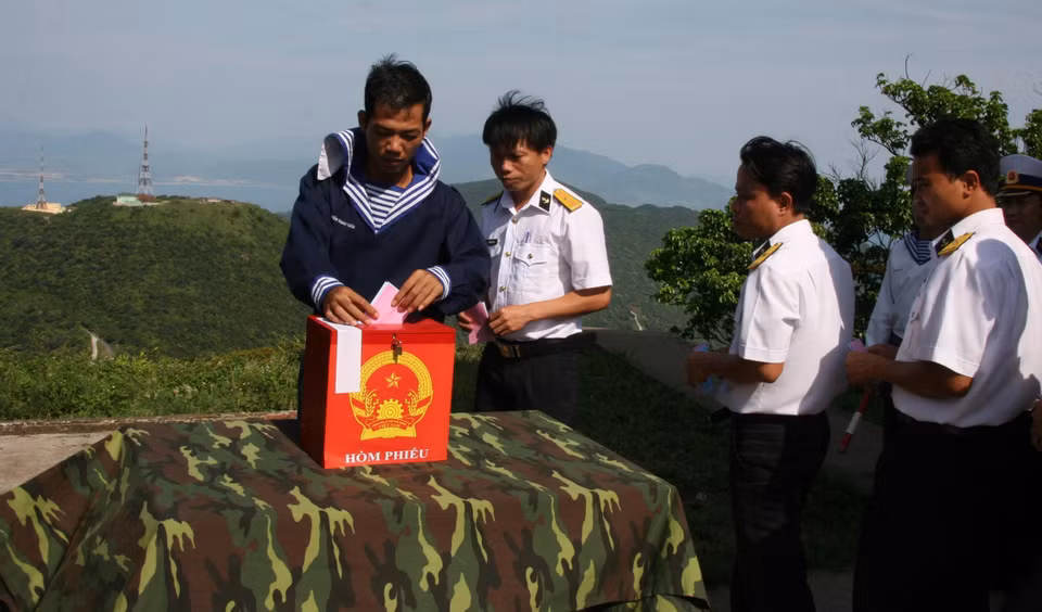 Des soldats de l'archipel de Truong Sa (Spratleys), province de Khanh Hoa, votent pour élire les députés de la 12e législature. Photo: VNA