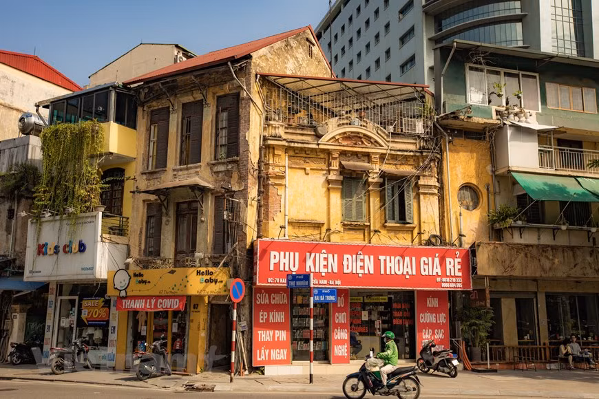 Hanoï dans un certain petit coin de rue montre encore une caractéristique paisible et simple, les gens vivent lentement et tranquillement au milieu du chaos de la vie. Les maisons tachées par le temps avec de vieux murs peints rendent les gens paisibles et chers à chaque fois qu'ils passent. Dans les jours ensoleillés du début de l'hiver à Hanoï, les vieilles maisons deviennent plus belles et plus idylliques. Hanoï change de jour en jour, les rues et les coins traditionnels sont de plus en plus fréquentés. Pourtant, un Hanoï vieux et nostalgique est toujours là, se profilant à quelques coins de rue. 