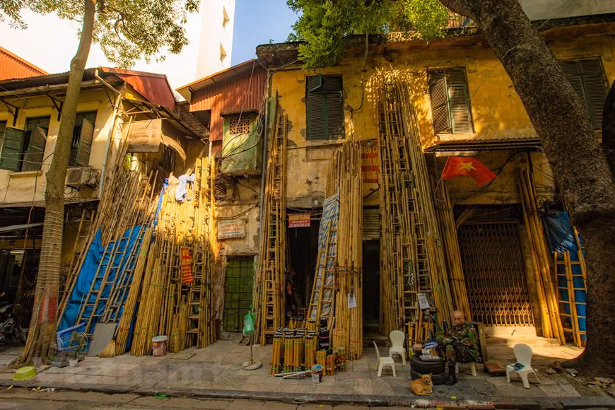 Au travers des hauts et des bas de son histoire, la capitale de nos jours a énormément transfiguré, mais le Vieux Quartier séduit toujours les visiteurs par son charme séculaire d’exception. Dans l’arrondissement de Hoan Kiem où se situe le Vieux Quartier, le nom « Hang » reste bien visible dans 47 rues sur le total des 76 rues existantes. Certaines d’entre elles restent fidèles à leurs affaires initiales depuis des siècles comme Hang Ma - (rue des objets votifs en papier), Hang Tre (rue des produits en bambou), Hang Thiec (rue des ferblantiers)... Bien d’autres ont bien changé d’activité, mais elles se spécialisent dans la vente de produits spécifiques comme Hang Quat – produits de culte, Hang Buom – confiture, Ma May – service touristique…