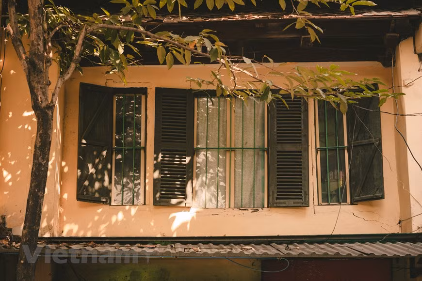 Avec le temps, les maisons anciennes couvertes de mousses de Bui Xuan Phai ont cédé la place à la modernité, en réalité comme en peinture. Hanoï est la terre des souvenirs et de la diversité, diversité culturelle mais aussi diversité des gens. Pour l’heure, Hanoï compte 1.586 bâtiments et villas de style français, construits il y a plus de 100 ans. Pas moins de 562 d'entre eux sont utilisés par des particuliers et le reste appartient à l'État. Hanoï se classe au 15e rang parmi les 25 meilleures destinations touristiques du monde en 2019, devant Tokyo et Sydney, selon les Traveler's Choice Awards, les prix les plus prestigieux de TripAdvisor. 