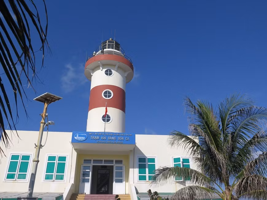 Le phare de Son Ca, d'une hauteur de 28 m, avec un centre lumineux de 25,5 m, un éclair blanc de groupe 2, une période de 10 secondes et une portée effective de 15 milles marins, a été mis en service en 2010. Photo: VNA