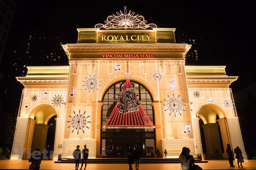 De nombreuses rues et centres commerciaux de Hanoï sont décorés de couleurs vives pour Noël. Photo: Vietnam+ 