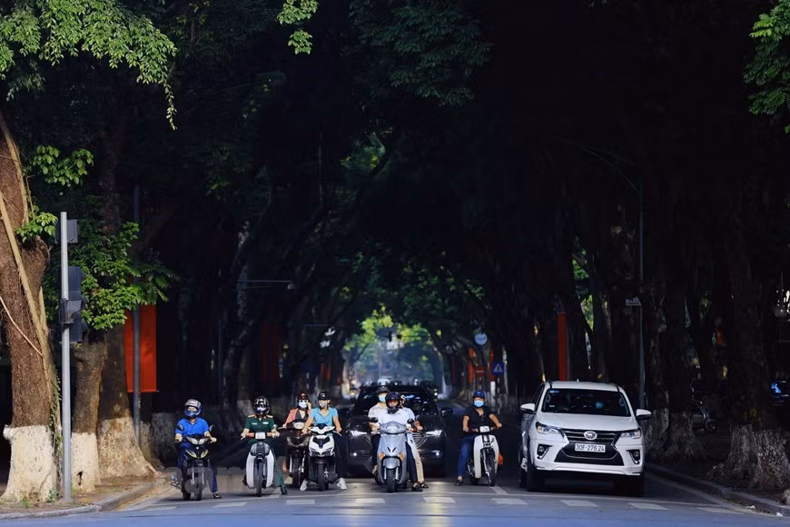 La rue Phan Dinh Phung avec deux rangées parallèles de vieux pancoviers est considérée comme la plus belle rue de Hanoï. La rue a été baptisée selon le nom d’un révolutionnaire vietnamien de la province de Ha Tinh (Centre) qui figurait parmi les érudits de la cour confucéens les plus éminents impliqués dans les campagnes militaires anti-françaises au XIXe siècle et a été reconnue après sa mort par les nationalistes du XXe siècle comme un héros national. La rue Phan Dinh Phung, d’une longueur d'environ 1,5 km qui s'étend de la rue Mai Xuan Thuong à la rue Hang Cot, abrite de nombreux bâtiments historiques, dont la magnifique église Cua Bac. Cette rue fait partie de celles qui ont les trottoirs les plus larges de la capitale, avec ses rangées d'arbres donnant de l'ombre et une scène agréable et tranquille.