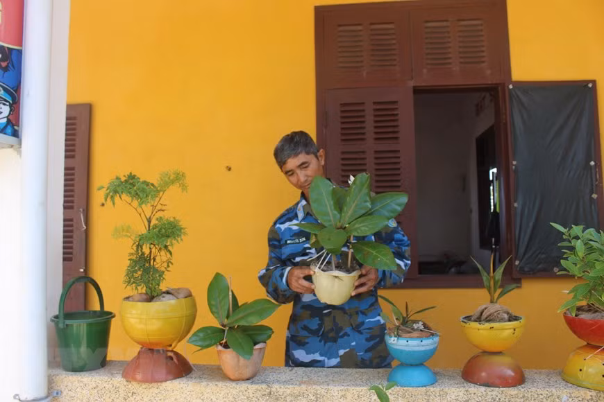  Des badamiers de l'Inde (Barringtonia asiatica) et d’autres plantes sont soignés par les soldats sur l’île de Nam Yet. Photo: VNA 