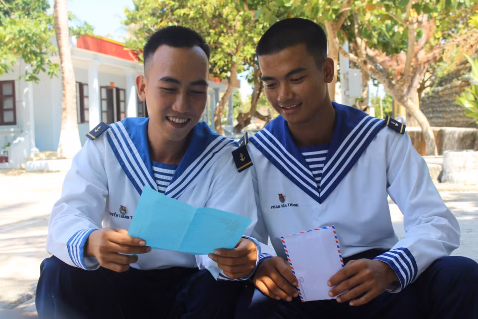 Des soldats de l'île de Nam Yet sont heureux de lire des lettres envoyées depuis le continent. Photo: VNA 