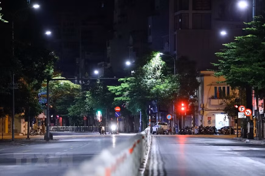 De temps en temps, dans la rue Ton Duc Thang, les gens vont travailler la nuit. Photo : VNA 