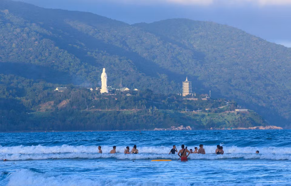 La pagode adossée à la montagne offre une belle vue sur la mer. Photo : VNA 