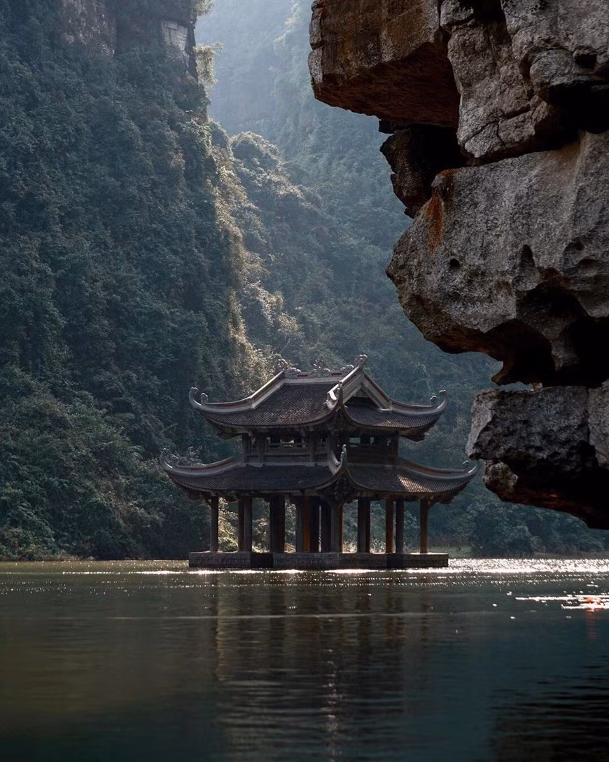 Le Complexe paysager de Trang An, à Ninh Binh, est un patrimoine culturel et naturel de l’UNESCO. Situé sur la rive méridionale du delta du fleuve Rouge, Trang An est un spectaculaire paysage de pitons karstiques sillonné de vallées, pour certaines immergées, et encadré de falaises abruptes, presque verticales. L’exploration de quelques-unes des grottes les plus en altitude qui ponctuent ce paysage a mis au jour des traces archéologiques d’une activité humaine qui remonte à 30 000 ans environ. Elles illustrent l’occupation de ce massif par des chasseurs-cueilleurs et leur adaptation aux changements climatiques et environnementaux. Le bien comprend aussi Hoa Lu, l’ancienne capitale du Viet Nam aux Xe et XIe siècles, ainsi que des temples, des pagodes et des paysages de rizières, de villages et de lieux sacrés. Photo : Vietnam+