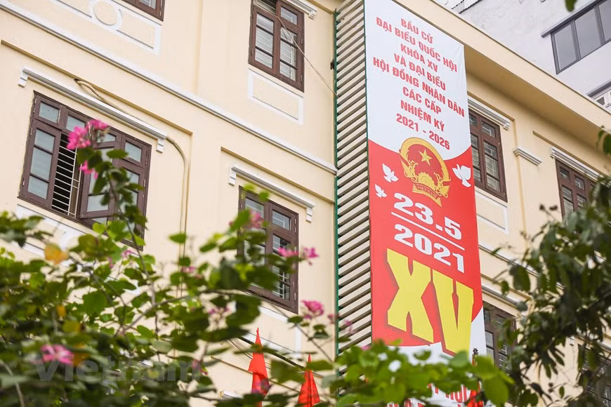 Avant 1946, le peuple vietnamien ne disposait ni de Constitution ni d’élections. La Révolution d’août 1945, menée par le Parti communiste vietnamien avec à sa tête le Président Hô Chi Minh, lui a apporté des droits qu’il n’avait jamais eus. L’Assemblée nationale de la République démocratique du Vietnam, fondée suite à la Révolution d’août 1945, a adopté sa première Constitution le 9 novembre 1946. «Sont électeurs les Vietnamiennes et les Vietnamiens âgés de 18 ans révolus, exceptés celles et ceux qui sont dans l’incapacité mentale ou ont été privés de leurs droits publics. Peuvent être candidats les électrices et électeurs âgés de 21 ans révolus sachant lire et écrire en langue nationale. Les citoyens servant dans l’armée disposent aussi du droit d’être électeurs et candidats», est-il stipulé dans l’article 18 de ladite Constitution. Photo: Vietnamplus