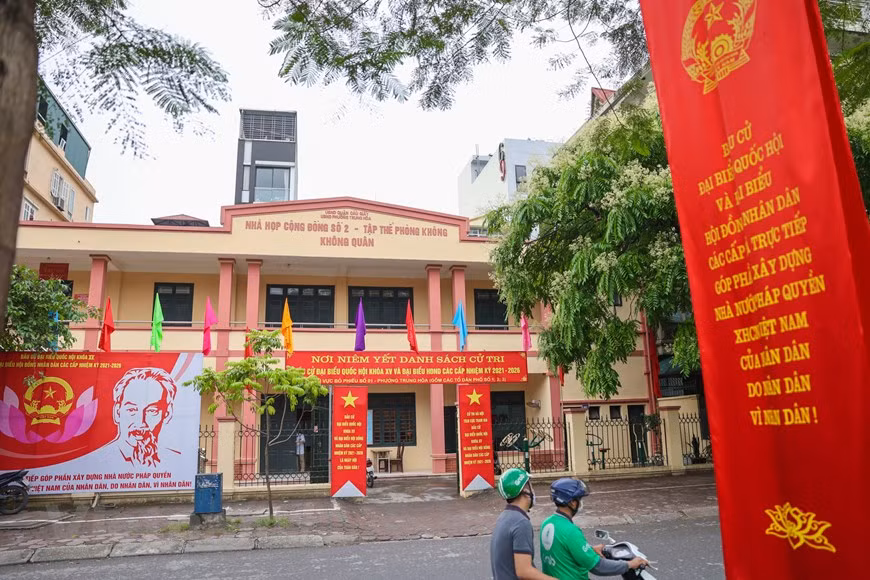 Le système électoral vietnamien est basé sur les principes de l’égalité, du suffrage universel direct, du bulletin secret et de la proportionnalité, principes largement appliqués dans le monde démocratique et progressiste. Les électeurs élisent directement leurs représentants, depuis les conseils populaires à l’Assemblée nationale. Le principe de la proportionnalité assure une représentativité adéquate des minorités aux organes élus, que ce soit en termes de population ou en termes d’appartenance ethnique. La loi en vigueur sur les élections à l’Assemblée nationale et aux conseils populaires stipule que le Comité permanent de l’Assemblée nationale doit veiller à ce qu’au moins 18% des candidats retenus pour les élections législatives soient issus des minorités ethniques. Photo: Vietnamplus