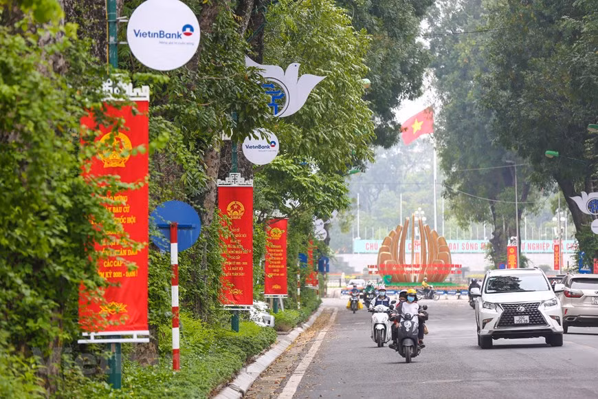 Selon le rapport du Comité central du Front de la Patrie du Vietnam sur la présentation des candidats à la 15e législature de l’Assemblée nationale et aux Conseils populaires à tous niveaux pour la période 2021-2026, toutes les localités du pays ont achevé la présentation des candidats à l’Assemblée nationale sur la base du premier ajustement du Comité permanent de l’Assemblée nationale. On dénombre 879 dossiers de candidatures sur un total de 297 députés qui seront élus. Ainsi, le nombre total des candidats sélectionnés s’élèvent à 1.084, dont 205 candidats représentant les agences et organisations du ressort central. Le pays compte 77 candidats "auto-désignés" de 24 villes et provinces. Photo: Vietnamplus