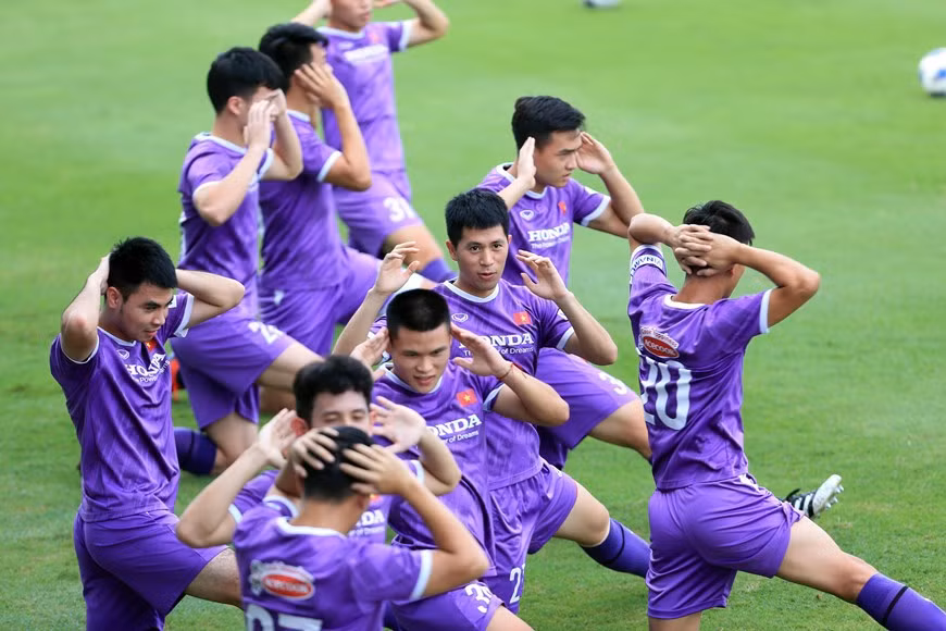 Les joueurs vietnamiens reprennent l’entraînement à la veille du premier match du troisième tour de qualification face à l’Arabie saoudite le 2 septembre prochain. Photo: VFF
