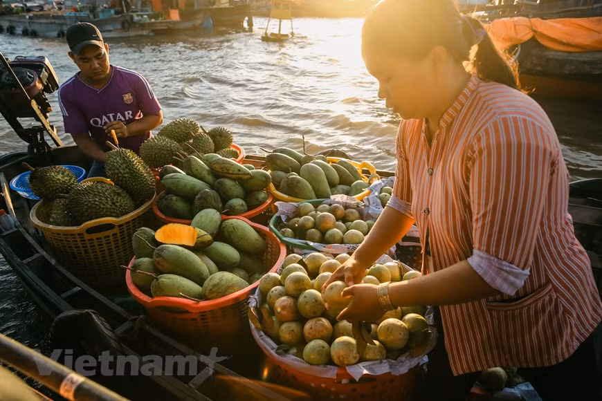 Les gens font du commerce entre eux d'un bateau à l'autre en jonglant ou en passant des objets à la main. Outre les produits de première nécessité, c’est un endroit réputé pour trouver des produits locaux à un prix raisonnable. Vous pouvez trouver les fruits les plus frais récoltés dans les fermes voisines: durian, pomme de lait, ramboutan, mangoustan, pamplemousse, bananes etc., ou même d’autres spécialités transformées, telles que la sauce de poisson, les bonbons à la noix de coco ou le poisson séché. Vous pouvez choisir parmi une variété de fruits frais pour un pique-nique plus tard dans la journée. Photo: Vietnamplus