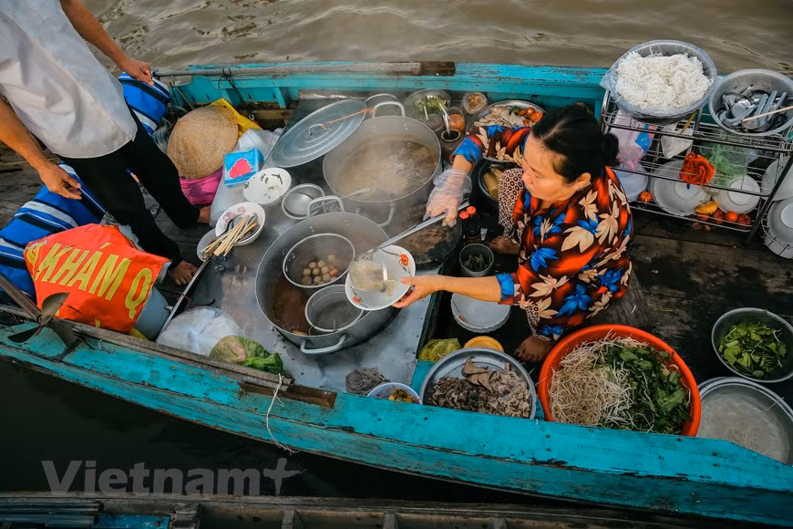 En 2013, le chef de renommée mondiale Gordon Ramsay a eu l'occasion de visiter et d'explorer la cuisine vietnamienne du sud-ouest. Un bol de nouilles pris sur le marché flottant de Cai Rang lui a laissé une impression inoubliable. Il a trouvé le plat tellement incroyable qu’il a décidé de l’inclure comme défi dans son émission de cuisine de renommée mondiale – Master Chef US. Avec des valeurs culturelles et économiques uniques, Rough Guide (Royaume-Uni) a sélectionné le marché flottant de Cai Rang comme un des 10 marchés les plus impressionnants au monde, décrivant une caractéristique particulièrement sophistiquée comme des jonques à vendre des marchandises "tropicales colorées". Photo: Vietnamplus