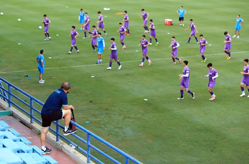 En prenant toutes les précautions, lors de la première séance d’entraînement de l’équipe vietnamienne, le 12 août, M. Park ne s’est rendu pas directement sur le terrain. Photo: VFF