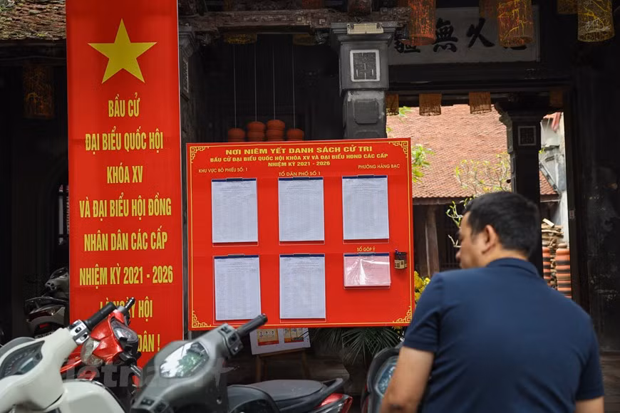 En réalité, depuis plusieurs années déjà, le taux de députés issus des minorités ethniques est supérieur à la proportion que représente l’ensemble de ces communautés sur la population vietnamienne. Lors de la 11e Asssemlée nationale par exemple, 17,2% des députés étaient issus de minorités ethniques. Ce taux était de 17,3% lors de la 14e Asssemlée nationale, et ce alors même que l’ensemble des 53 minorités ethniques ne représente que près de 15% de la population vietnamienne. Progressiste et féministe, la loi sur les élections législatives et locales en vigueur enjoint aussi au Comité permanent de l’Assemblée nationale de veiller à ce qu’au moins 35% des candidats retenus pour les élections législatives soient des candidates. Photo: Vietnamplus