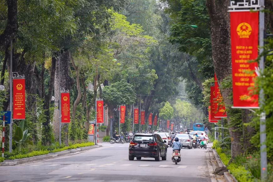 Après la 3e conférence consultative du présidium du Comité central du Front de la Patrie du Vietnam, le Conseil électoral national a publié une résolution pour envoyer des candidats dans des localités. Dès la publication de la liste officielle des candidats ainsi qu'une brève biographie de chacun, la campagne électorale commencera et devra se terminer 24 heures avant l'heure du vote. Des électeurs dans l’ensemble du pays participeront à des rencontres avec les candidats. A partir du 13 mai 2021 (soit 10 jours avant le scrutin), les agences électorales cesseront d'examiner les plaintes, dénonciations et pétitions concernant les candidats et la liste de ceux-ci. Photo: Vietnamplus