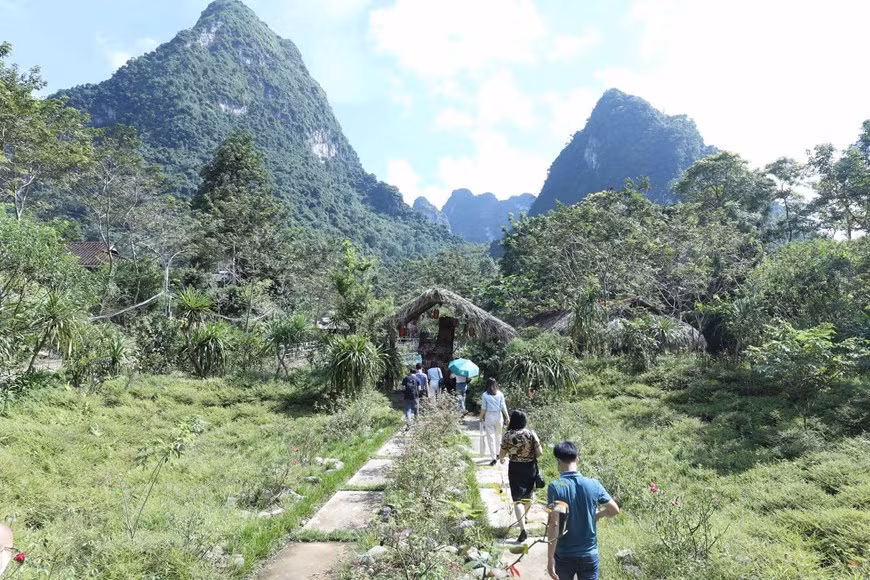 Des visiteurs dans la zone d'écotourisme de la rivière de Mo Mam. Photo: VNA