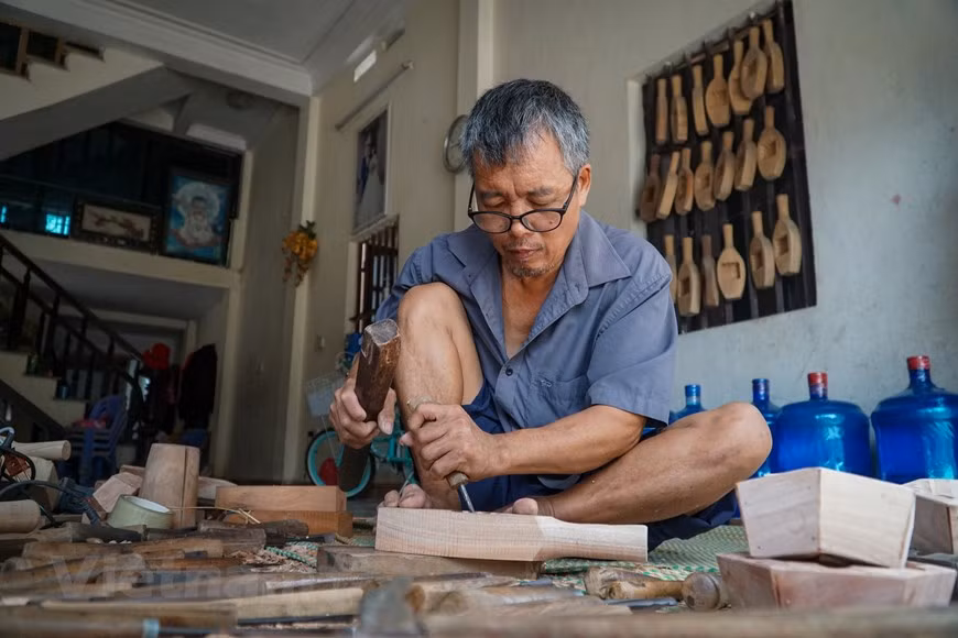 Un moule est indispensable à la confection d’un gâteau de lune digne de ce nom. À Hanoï, des familles d’artisans sont encore restées fidèles à la fabrication de ces formes en bois, malgré la concurrence féroce de leurs homologues en plastique bon marché. Chaque année, environ deux mois avant la Fête de la mi-automne, la famille de Trân Van Ban s’affaire à fabriquer des moules à gâteaux de lune en bois pour répondre aux commandes. Poursuivant ce métier depuis 40 ans, sa famille est l’une des rares à Thuong Cung à le maintenir jusqu’à ce jour car pour des raisons économiques, la plupart des villageois se sont tournés vers d’autres produits d’art et d’artisanat dont l’écoulement est meilleur. Photo: Vietnamplus