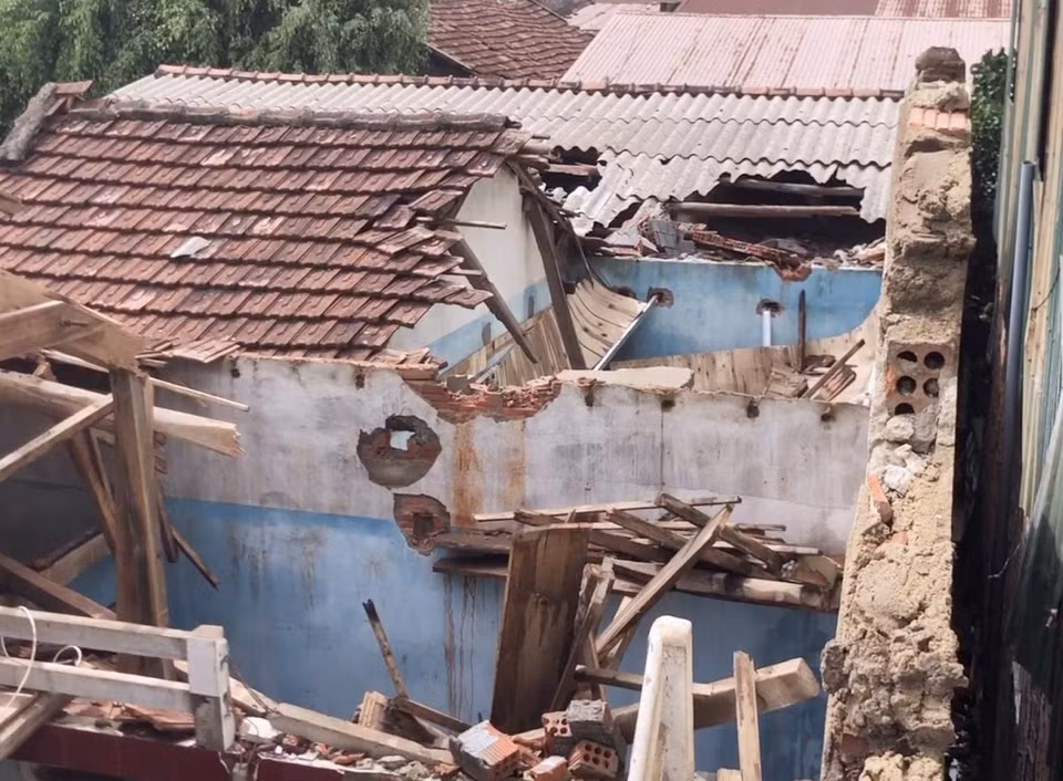 Une maison endommagée par le typhon Noru dans le district de Binh Son, province de Quang Ngai. Photo: VNA