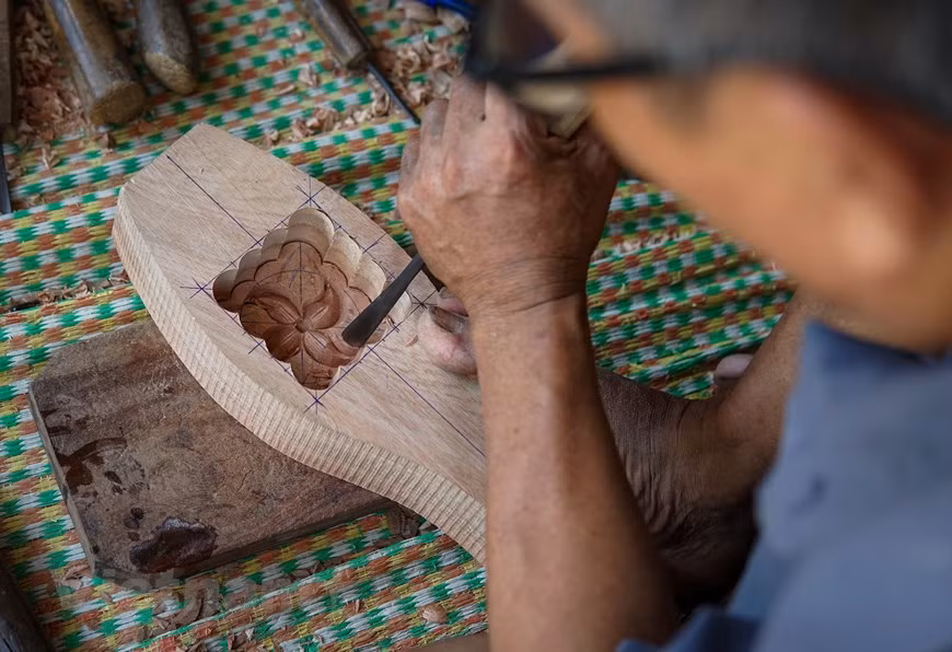 La fabrication de moules à gâteaux de lune demande surtout un vrai savoir-faire qui ne s’acquiert qu’après de longues années de pratique. "L’important est de choisir du bois solide résistant aux termites". À l’origine, ces moules étaient faites en Diospyros decandra, un arbre fruitier qui donne du bois bien solide. Mais, cette essence étant devenue rare, sa famille est passée à l’utilisation de bois de nacre dont la qualité est approximativement égale. "Traditionnellement, les moules sont ronds ou carrés, mais se déclinent aussi souvent sous d’autres formes avec des motifs décoratifs allant des idéogrammes aux feuilles en passant par des animaux (dragon, licorne, tortue, phénix)… pour séduire une clientèle de plus en plus exigeante". Photo: Vietnamplus
