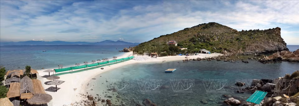 Une plage sur l’îlot de Noi. Photo: VNA