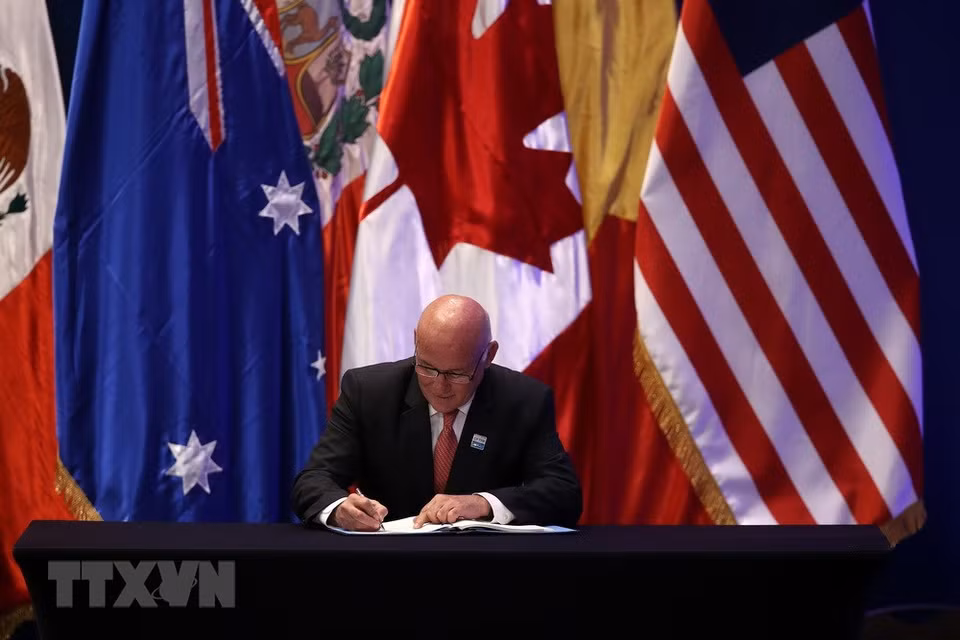 Le ministre péruvien du Tourisme et du Commerce extérieur Eduardo Ferreyros Kuppers signe vendredi matin le CPTPP. 