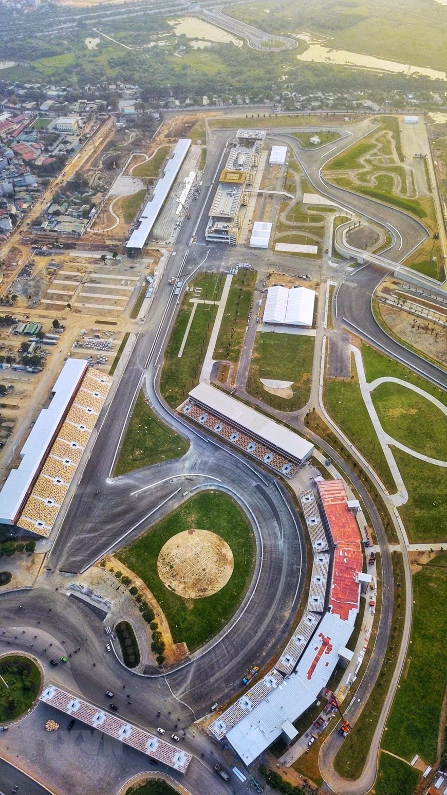 Le nom donné à cette piste montre la fierté de la capitale qui accueillera en avril l'un des événements sportifs les plus prestigieux de la planète. Elle contribuera également à promouvoir l’image de Hanoï auprès de plusieurs millions d'amateurs de F1 dans le monde entier. photo: VNA 