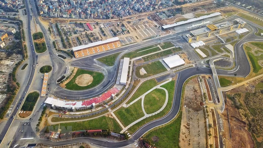 La Formule 1 est une discipline de sport automobile considérée comme la catégorie reine de ce sport. Elle a pris au fil des ans une dimension mondiale et est, avec les Jeux olympiques et la Coupe du monde de football, l’un des événements sportifs les plus médiatisés. Photo: VNA 