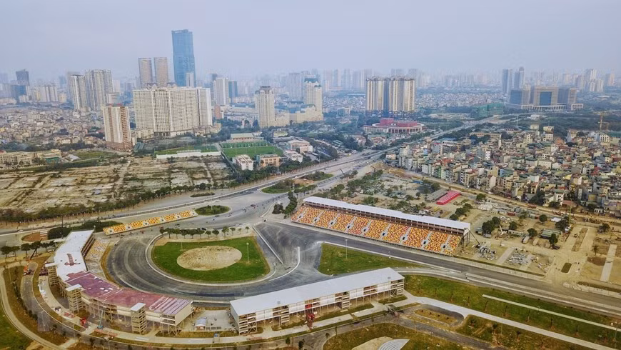 La piste du Championnat du monde de Formule 1 (F1) dans la capitale vietnamienne, est officiellement nommée la « Piste de course de Hanoï », et les tribunes sont baptisées d’après plusieurs villes vietnamiennes. Photo: VNA 