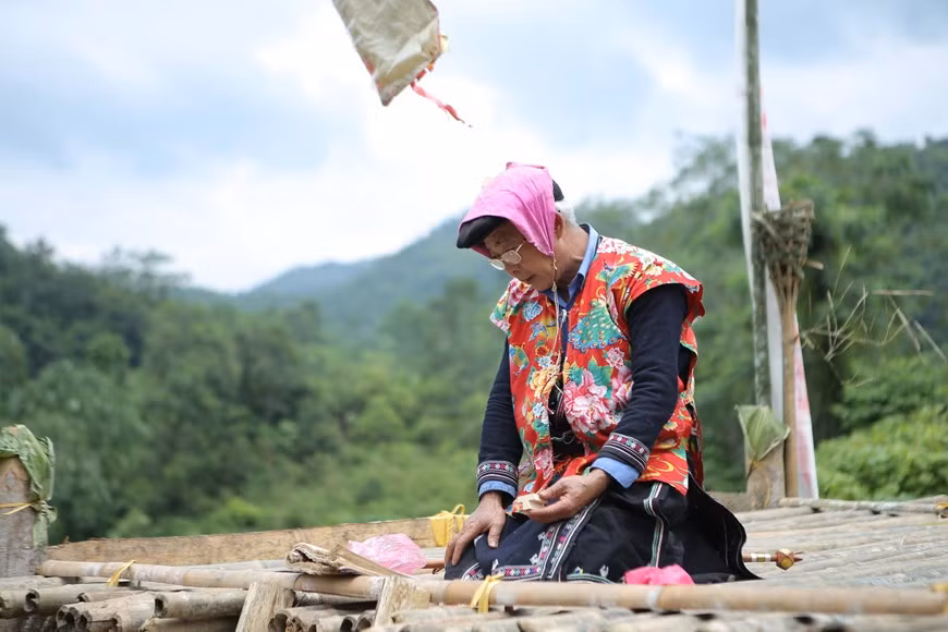 Le sorcier (thây cung), spécialisé dans les cérémonies de culte, fait les prières. Photo: VietnamPlus 