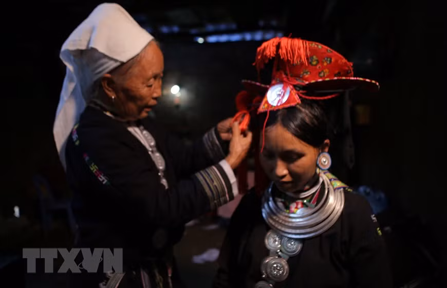 La tenue traditionnelle des femmes des Dao aux Sapèques lors de la cérémonie. Photo: VietnamPlus 