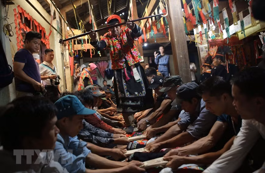 Le rituel "câp sac" a été reconnu patrimoine culturel immatériel national le 29 mars 2016. «C’est la cérémonie rituelle la plus importante dans la vie d’un homme Dao». Photo: VietnamPlus 