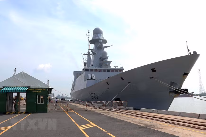 La frégate de défense aérienne Forbin de la Marine nationale française au port de Sai Gon-Hiep Phuoc