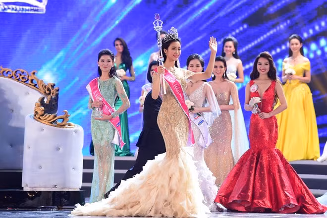 Les premiers pas en tant que Miss Vietnam 2016. Photo courtoisie du Comité d'organisation de Miss Vietnam 2016